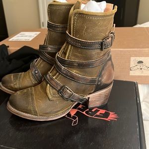 Freebird Canyon Olive Suede size 8 NIB